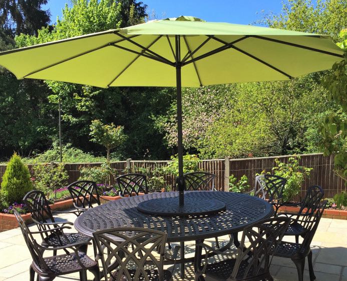 Table avec parasol integre
